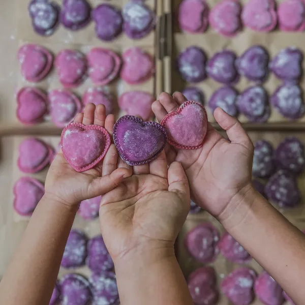 Sorrentinos de corazón en tonos púrpura y rosa
