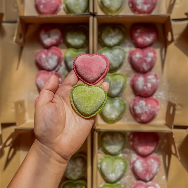 Corazones de pasta roja y verde en caja
