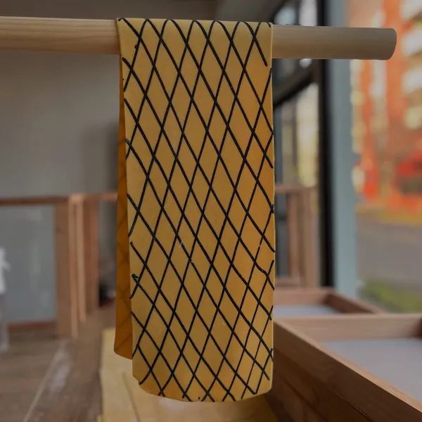 Lámina de pasta con patrón de rombos artesanal