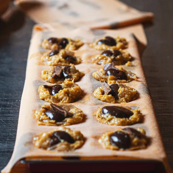 Pasta con hojas naturales prensadas