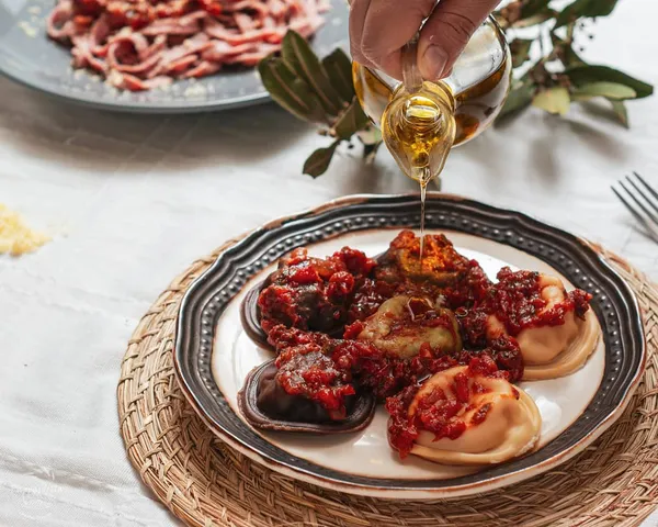Plato de pasta artesanal servido con aceite de oliva