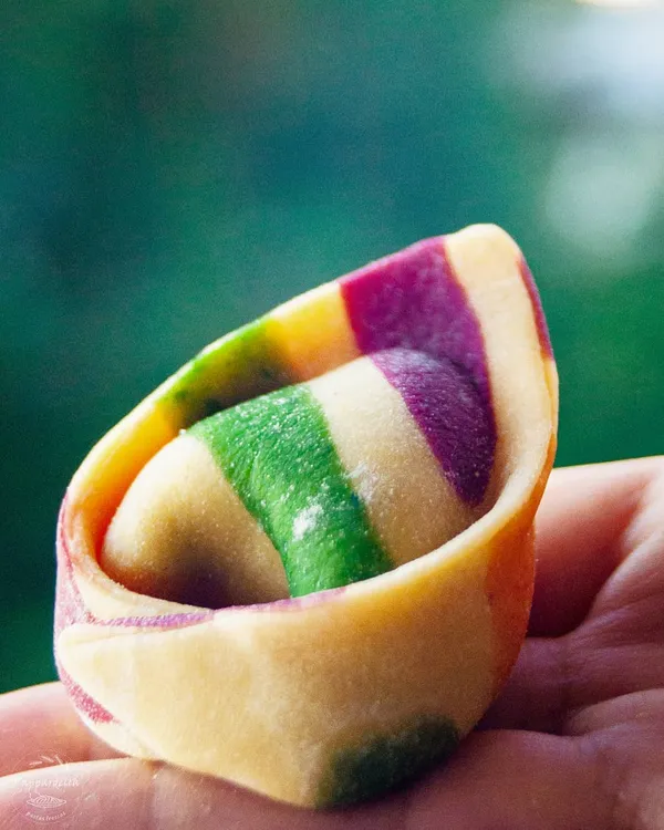 Tortellini multicolor con franjas vibrantes